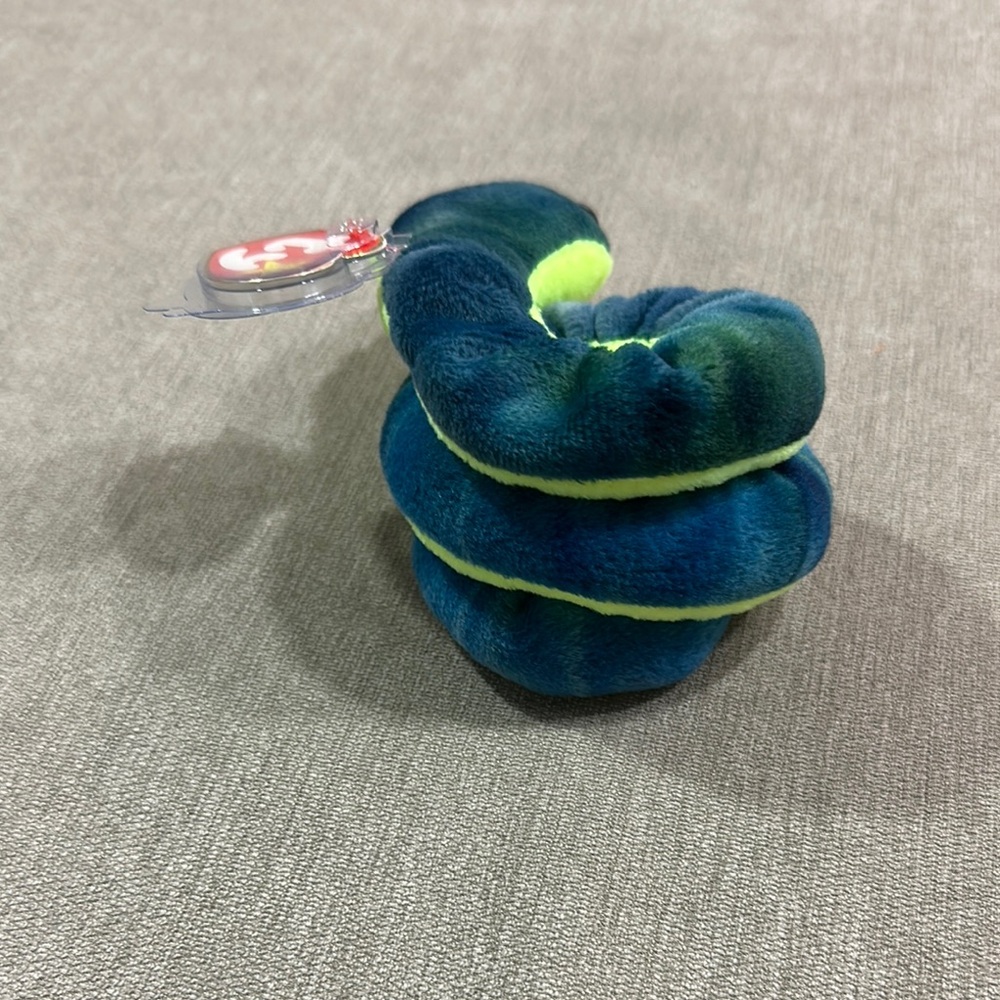 Ty Beanie Baby Hissy Plush Snake Toy in Blue and Green - Picture 4 of 11